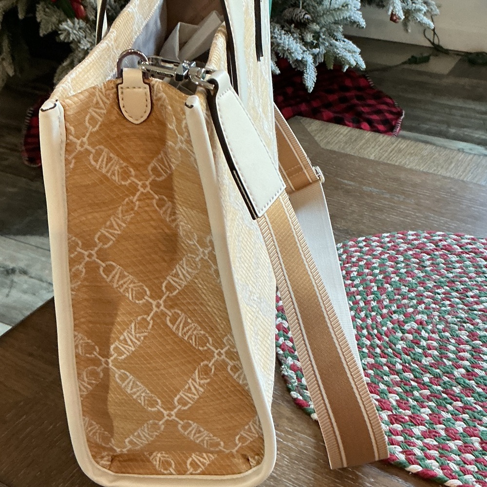 Michael Kors Beige and White Tote Bag “GIGI”. - Picture 11 of 13